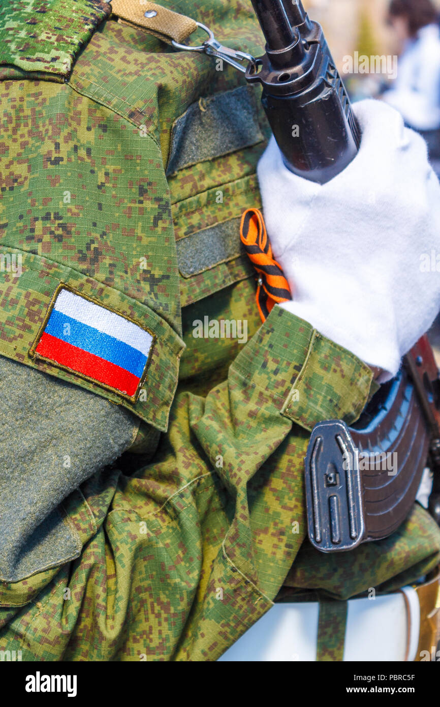 Il soldato russo con un kalashnikov AK pistola 74 nelle sue mani. Foto Stock