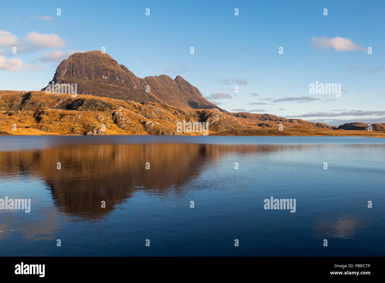 Suilven meravigliosamente forma di montagna in Sutherland, Northwest Highlands della Scozia, visto qui in autunno con le sue riflessioni su Fionn Loch. Foto Stock