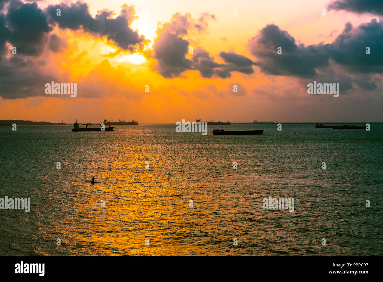 Il sole comincia a impostare sulle acque del Canale di Panama. Foto Stock