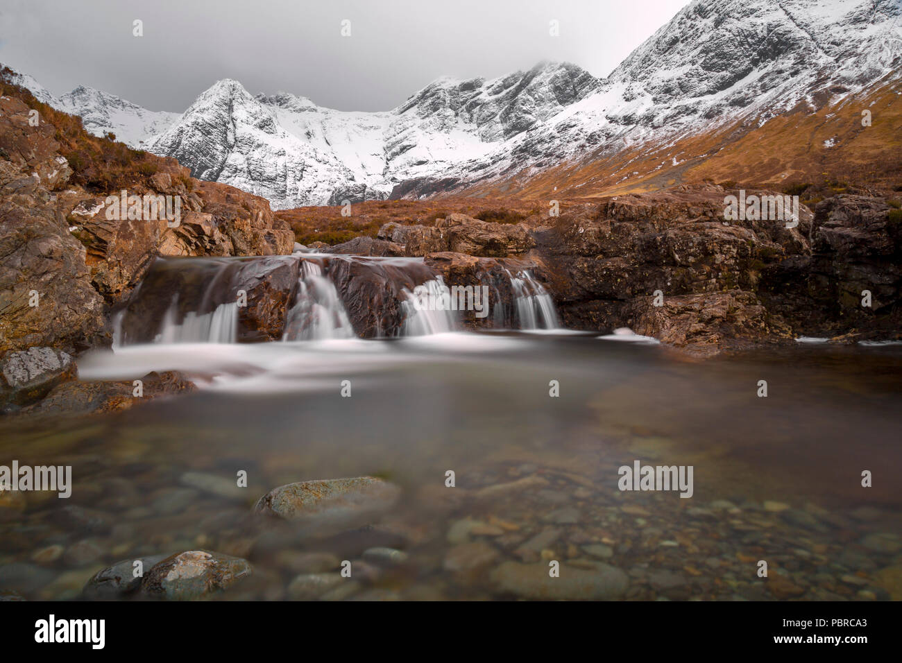 La Fata piscine sull'Isola di Skye, Northwest Highlands della Scozia. Splendida serie di cascate e pozze che scende dalle montagne Cuillin. Foto Stock