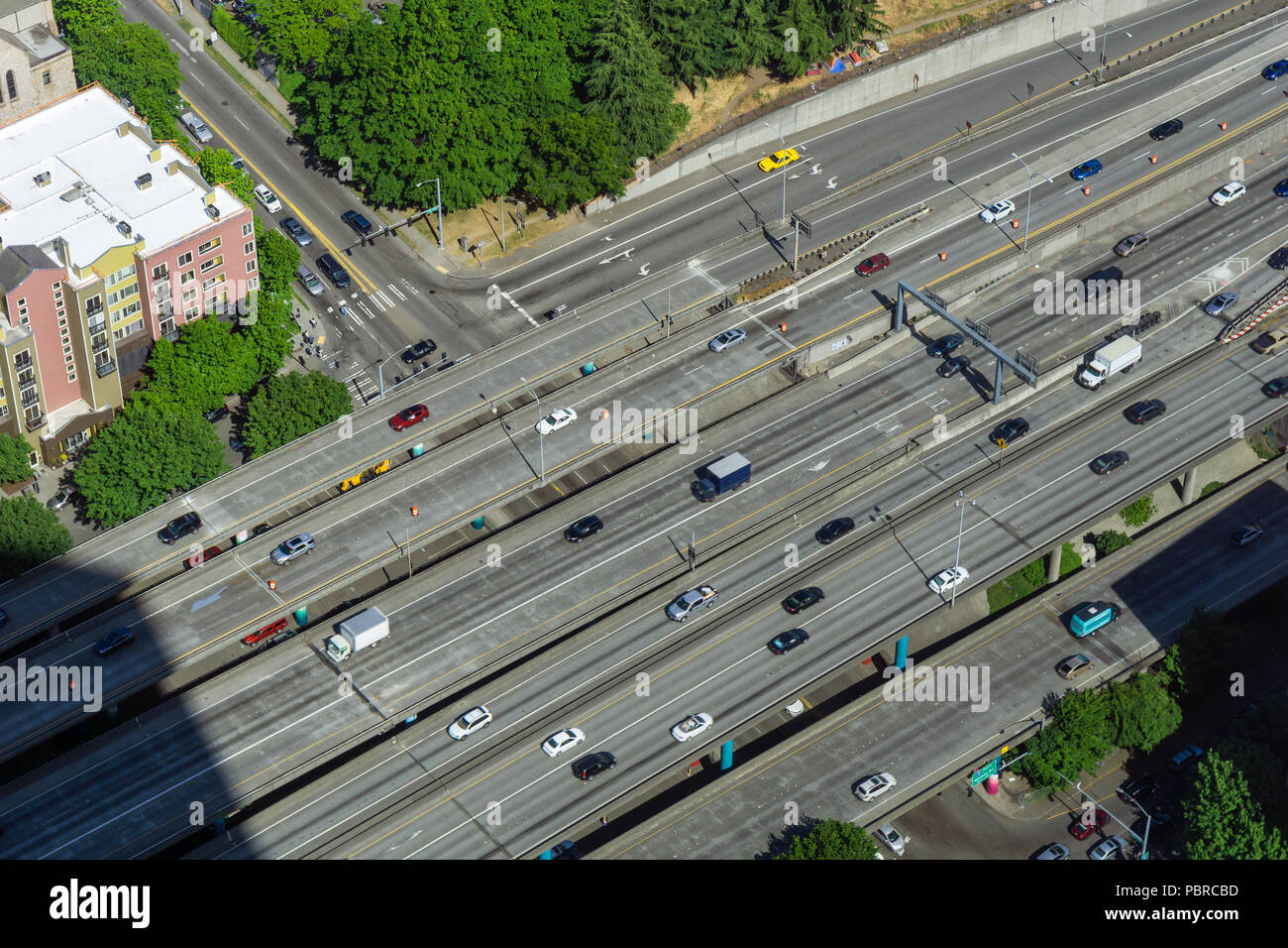 Vista aerea del traffico sulla Interstate 5 di Seattle in una giornata di sole, nello stato di Washington, USA. Foto Stock
