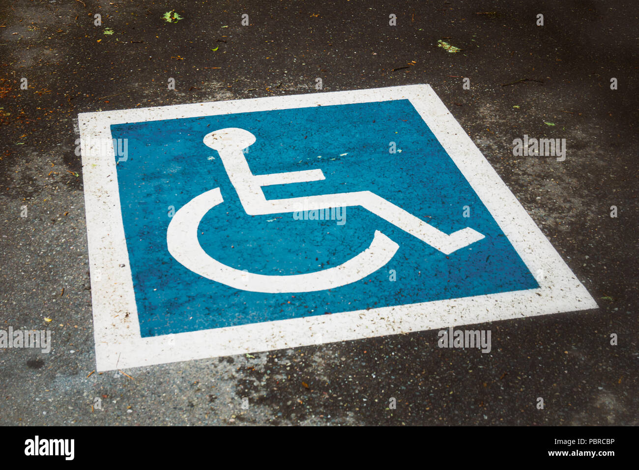 Blu e bianco design disabili dipinta sul terreno, parcheggio pubblico, look vintage, Stati Uniti d'America. Foto Stock