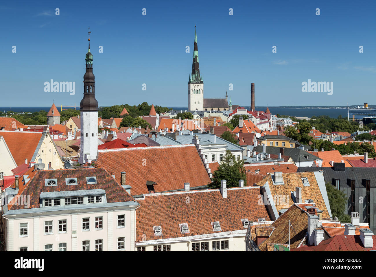 Della chiesa dello Spirito Santo e san dell'Olaf (o Olav's) Chiesa di torri e di altri vecchi edifici nella città vecchia di Tallinn, Estonia, visto dall'alto. Foto Stock