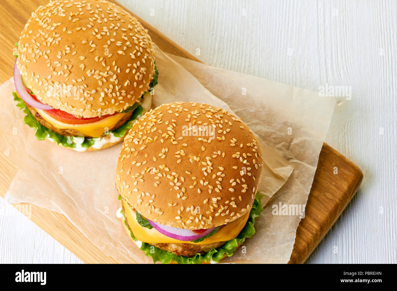 Vista dall'alto di due hamburger sul pannello di legno Foto Stock