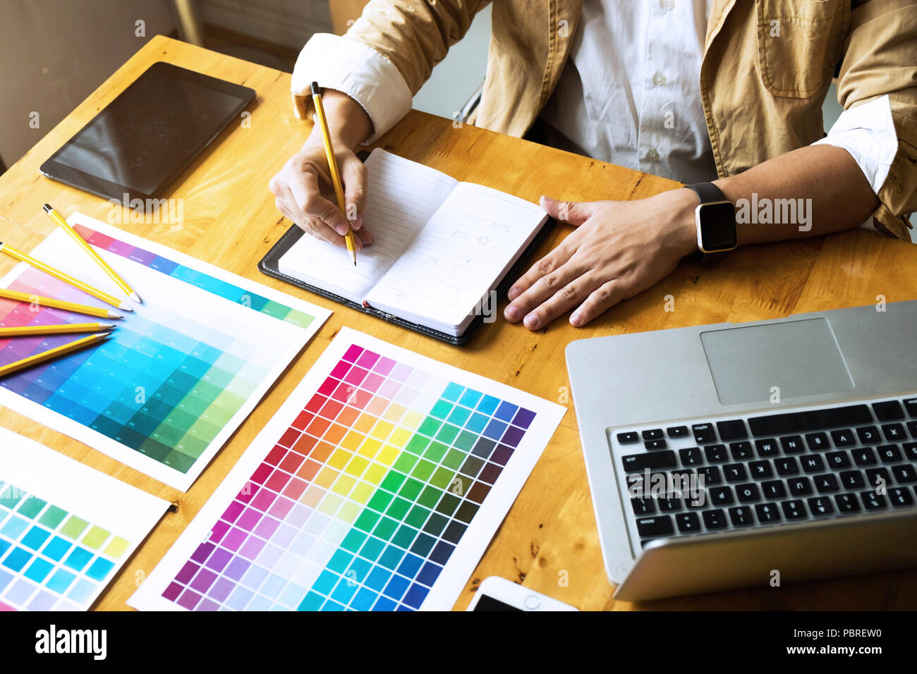 Graphic Designer scegliere i colori da bande di colore dei campioni per la progettazione .Designer grafico creatività concetto di lavoro . Foto Stock