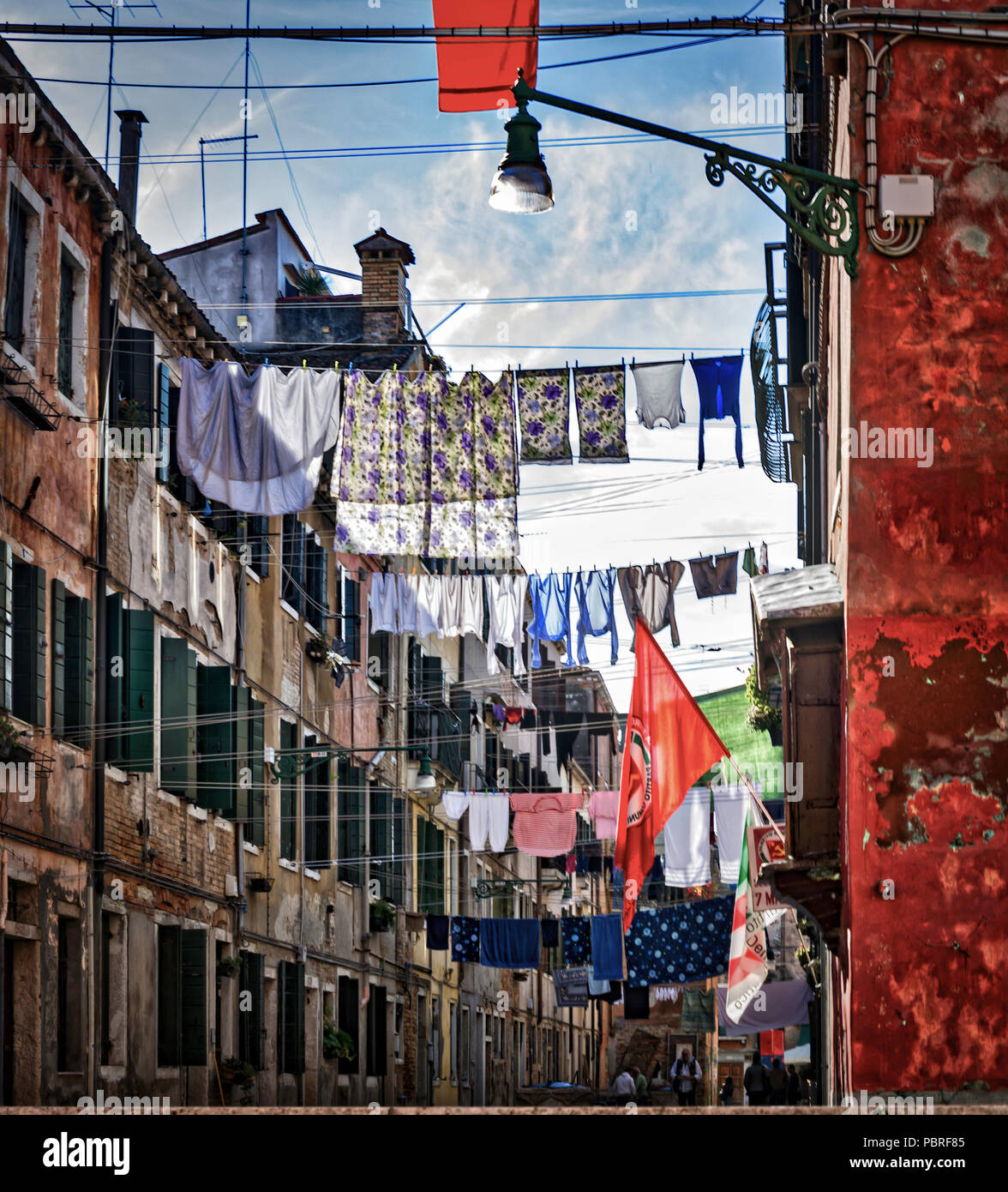 Ogni giorno è il giorno di lavanderia che può fare un interessante vista quando tutto il quartiere coordina il giorno Foto Stock