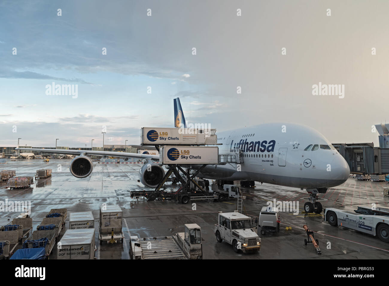 Lufthansa Airbus A380 caricamento all'aeroporto di Francoforte. Foto Stock