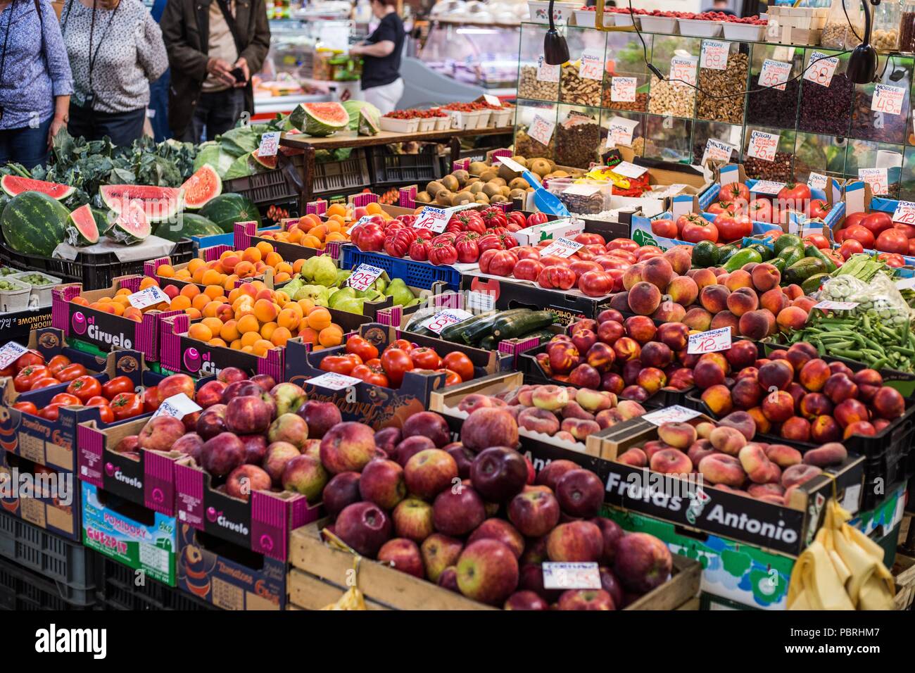 Mercato di frutta e verdura in Hala Targowa a Wroclaw in Polonia. Foto Stock