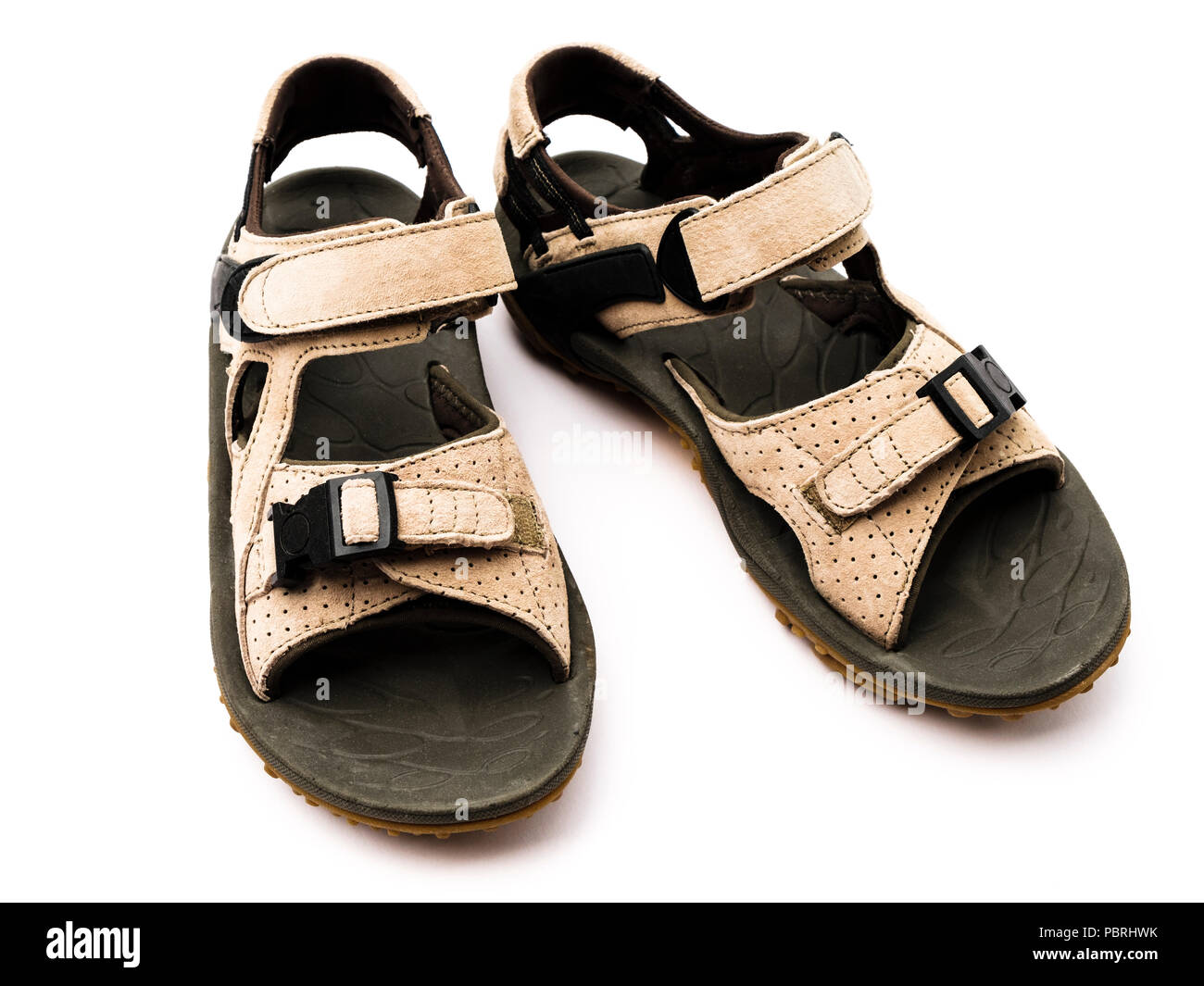 Un paio di comode usato unisex in pelle scamosciata Estate Escursionismo sandali isolato ritagliata su uno sfondo bianco dal di sopra. Regno Unito Foto Stock