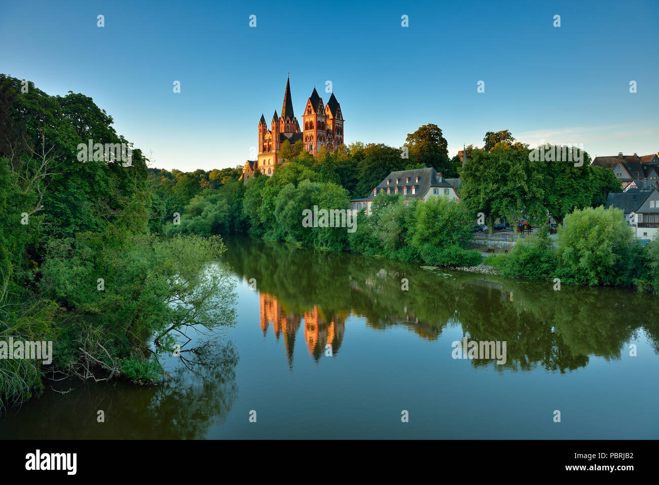 Il Limburgo Cattedrale St. Georg o San Giorgio a cupola sopra il fiume Lahn, la luce del mattino, acqua riflessione, Limburg an der Lahn Foto Stock