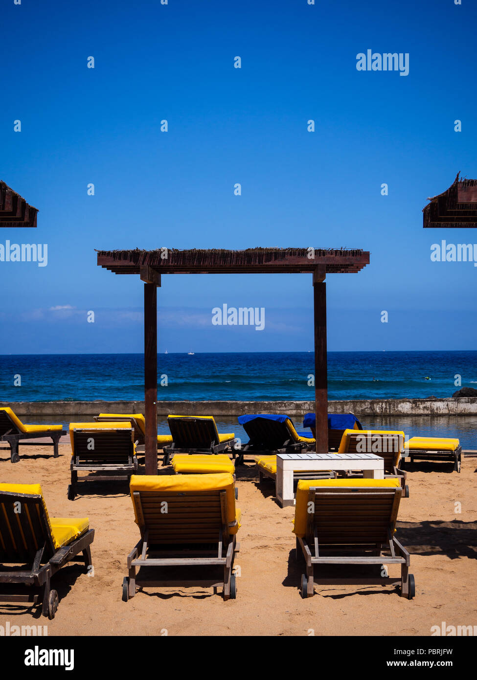 Svuotare i lettini sulla spiaggia a Playa de Las Americas, Tenerife, Spagna Foto Stock