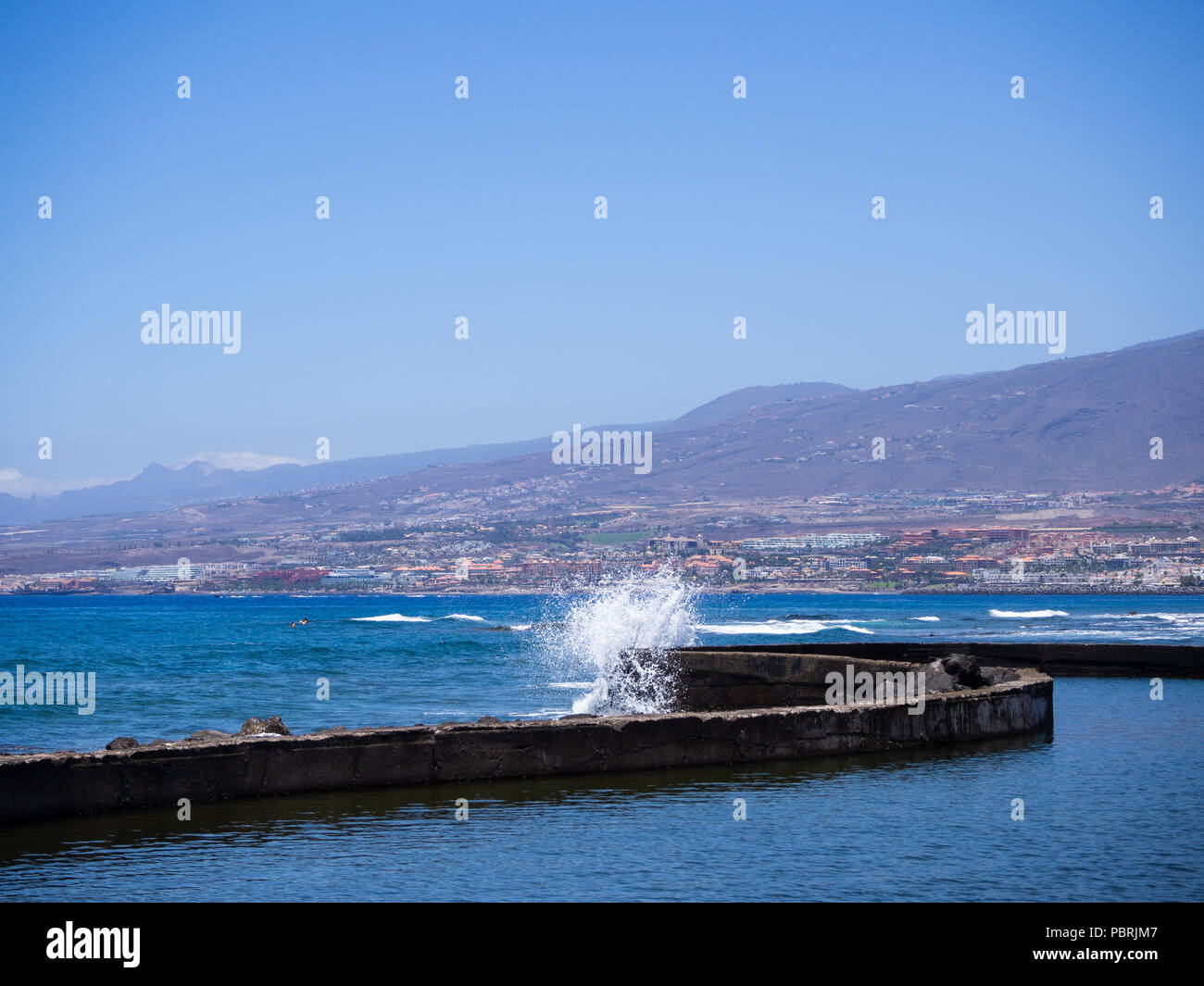 Pontile vuota che conducono al mare di Playa de Las Americas, Tenerife, Spagna Foto Stock