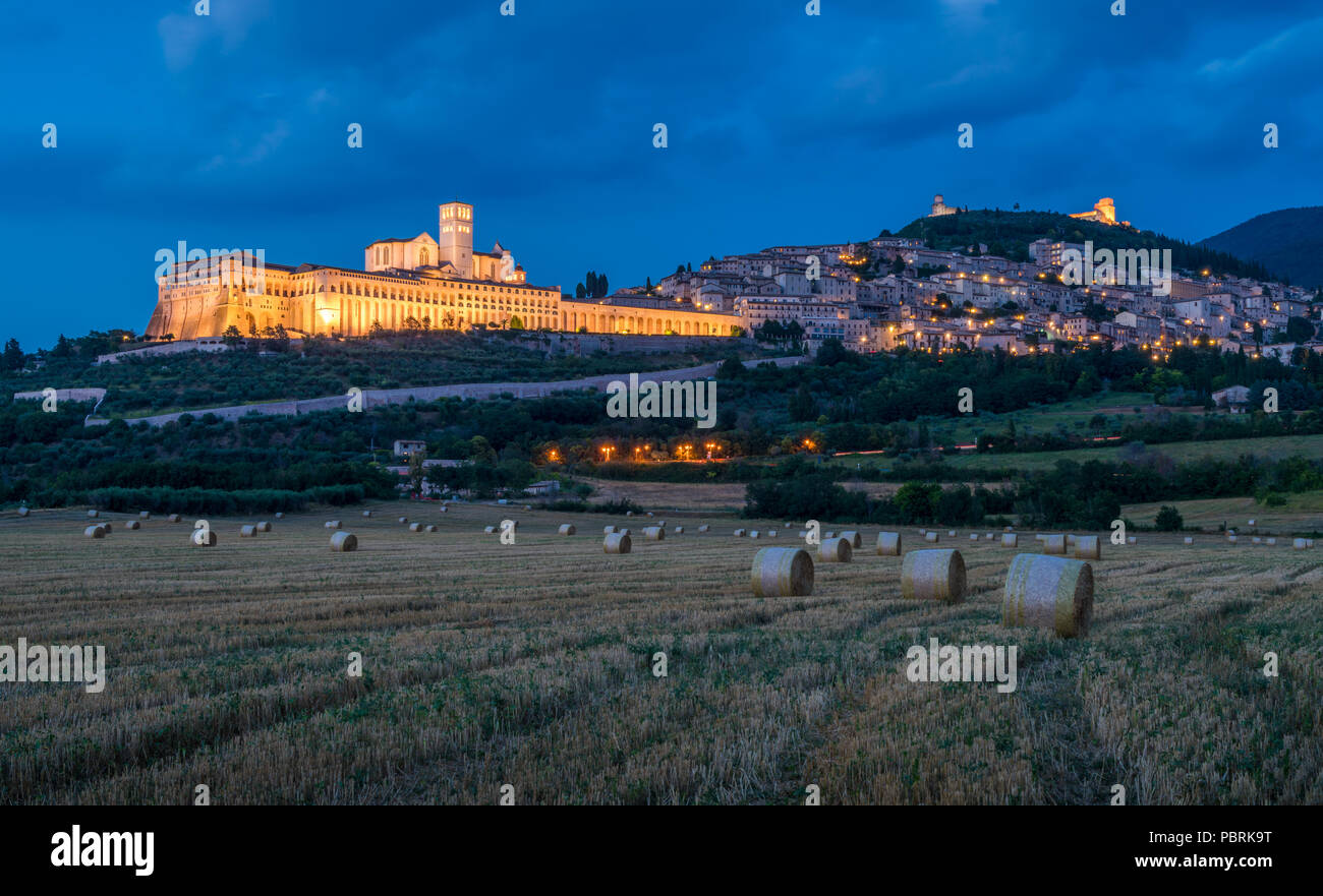Vista panoramica di Assisi al tramonto, in provincia di Perugia, in Umbria, regione dell'Italia. Foto Stock