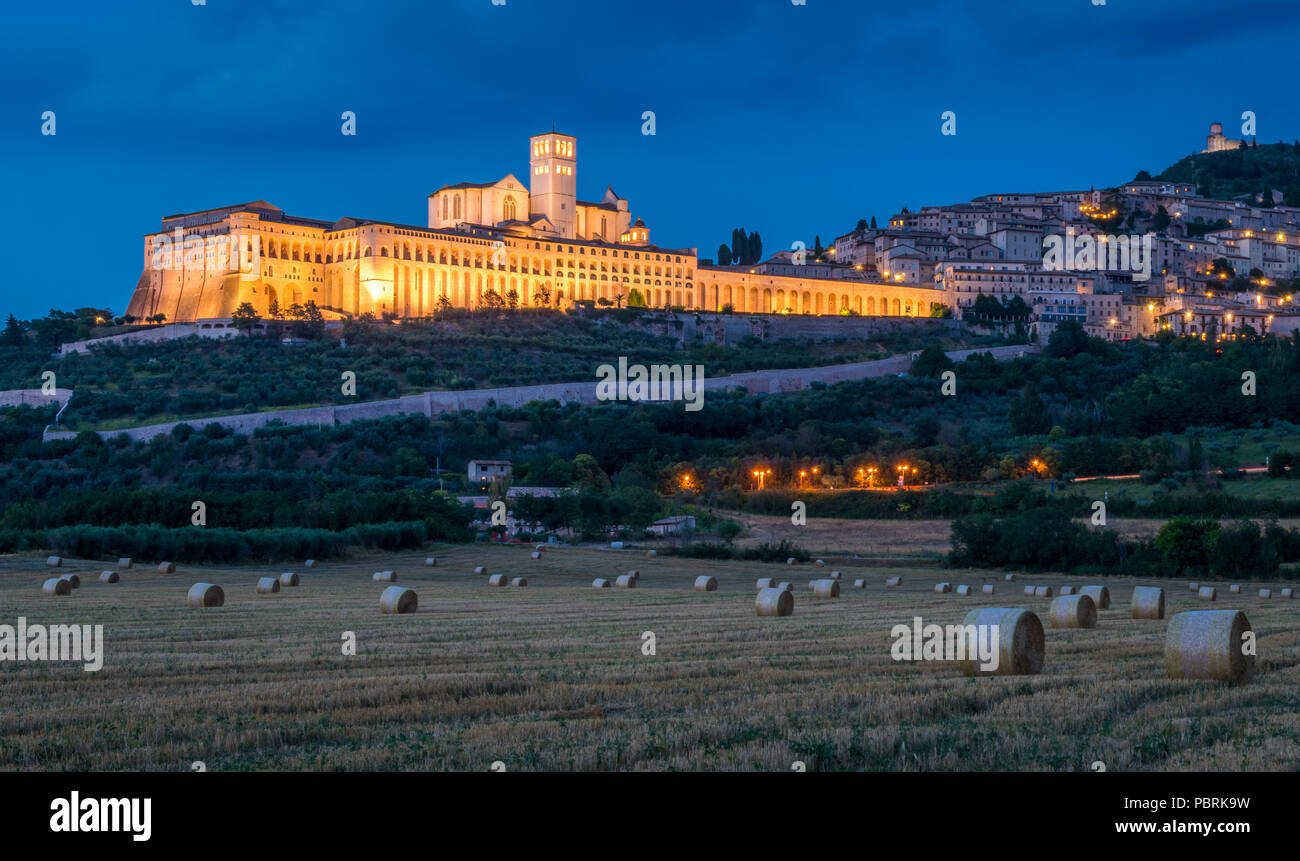 Vista panoramica di Assisi al tramonto, in provincia di Perugia, in Umbria, regione dell'Italia. Foto Stock