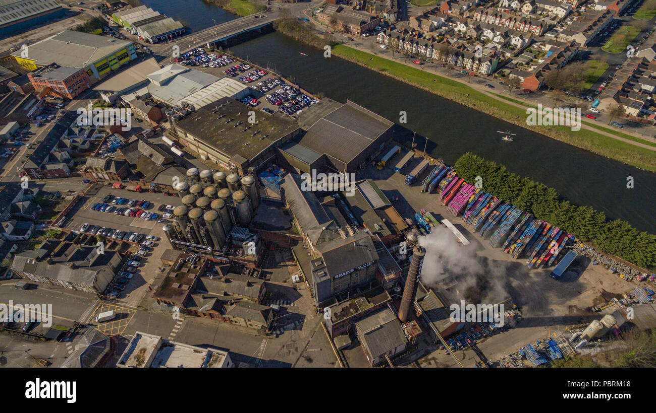 Vedute aeree dell'ex sede della Brains Brewery di Cardiff, Galles. Ora il sito del moderno Central Quay sulle rive del fiume Taff Foto Stock