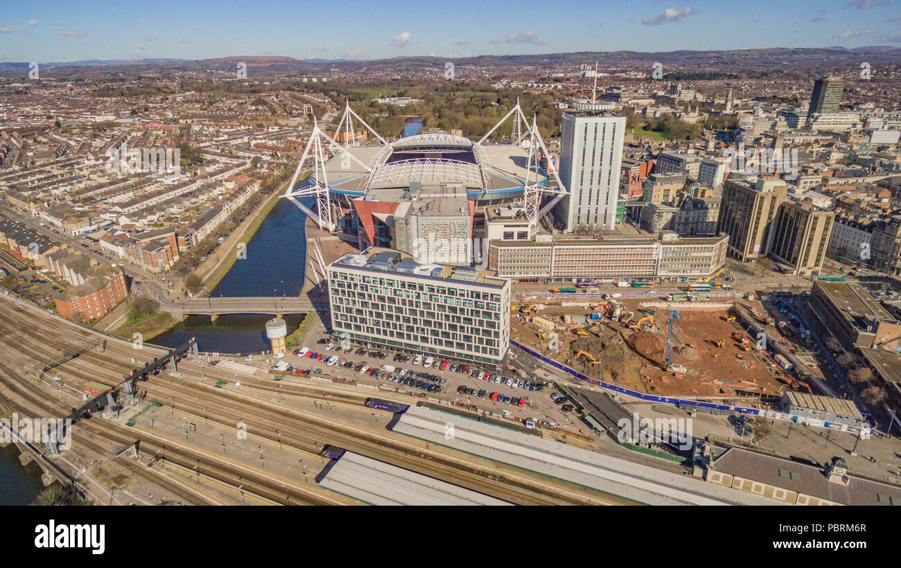 Una vista aerea del Principality Stadium del Galles e del Cardiff City Centre mette in mostra una splendida miscela di architettura moderna e monumenti storici. Foto Stock