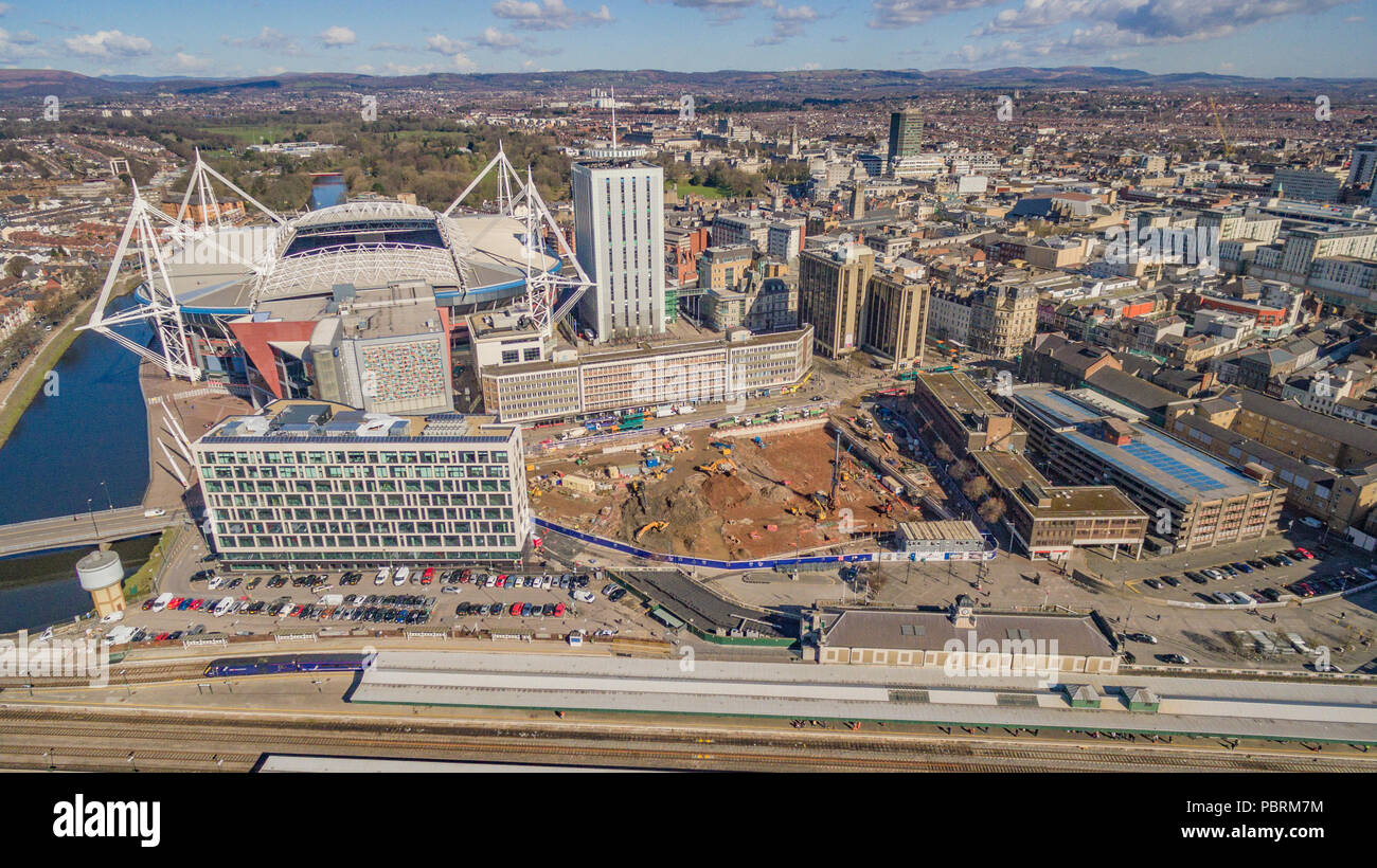 Una vista aerea del Principality Stadium del Galles e del Cardiff City Centre mette in mostra una splendida miscela di architettura moderna e monumenti storici. Foto Stock