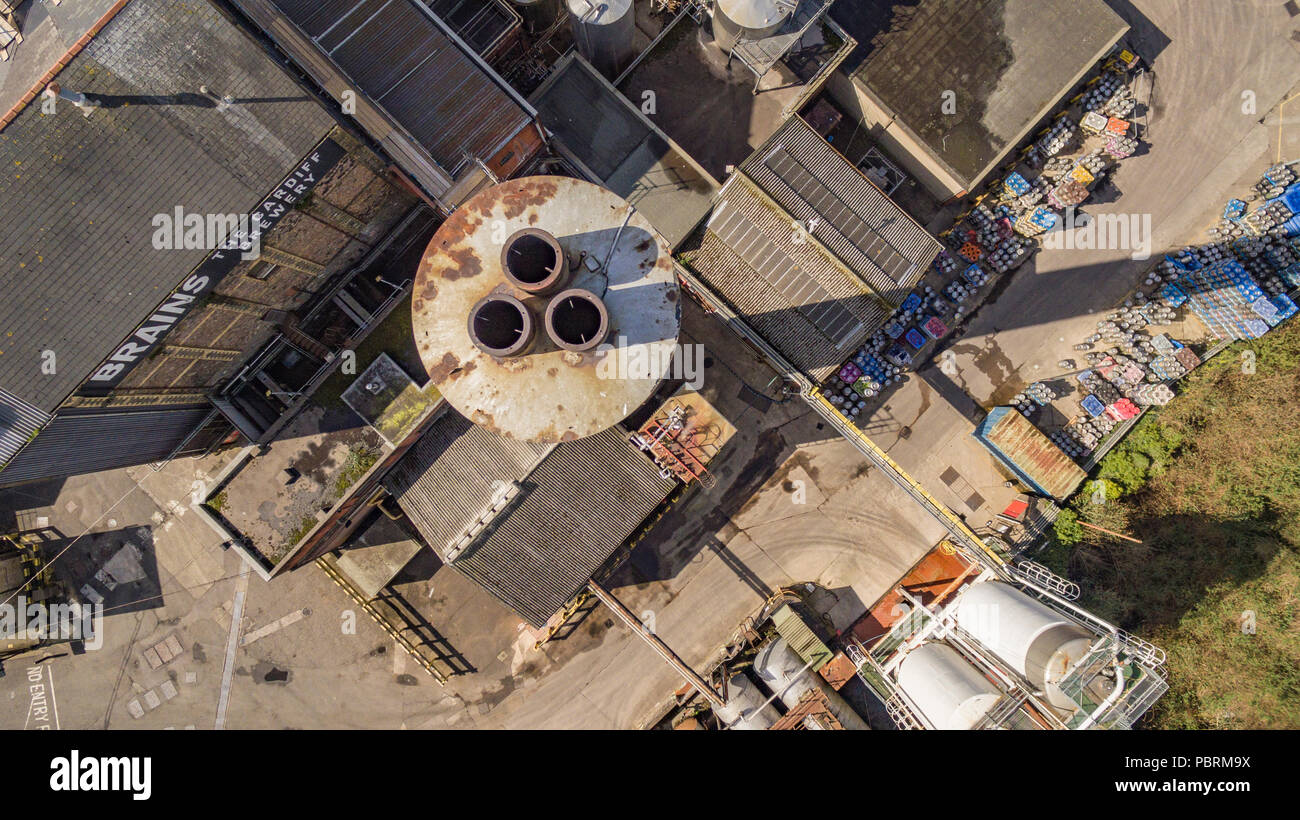 Vedute aeree dell'ex sede della Brains Brewery di Cardiff, Galles. Ora il sito del moderno Central Quay sulle rive del fiume Taff Foto Stock
