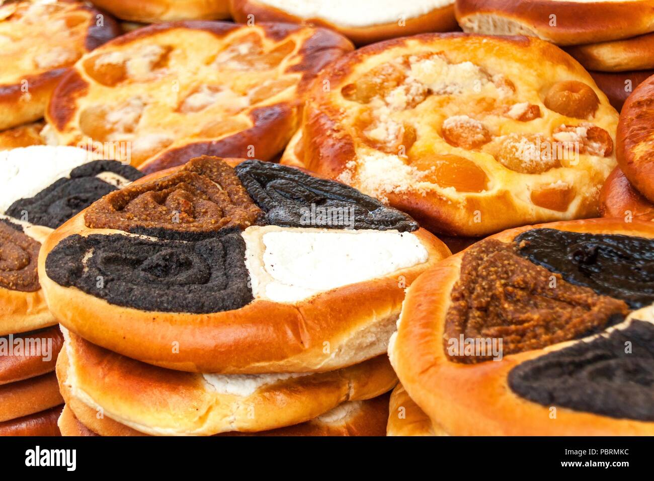 Pasticceria fresca per la vendita in un panificio. Le vendite dei diversi tipi di torte nei mercati dei contadini e. Pasta dolce al mercato. Albicocca, papavero, marmellata Foto Stock