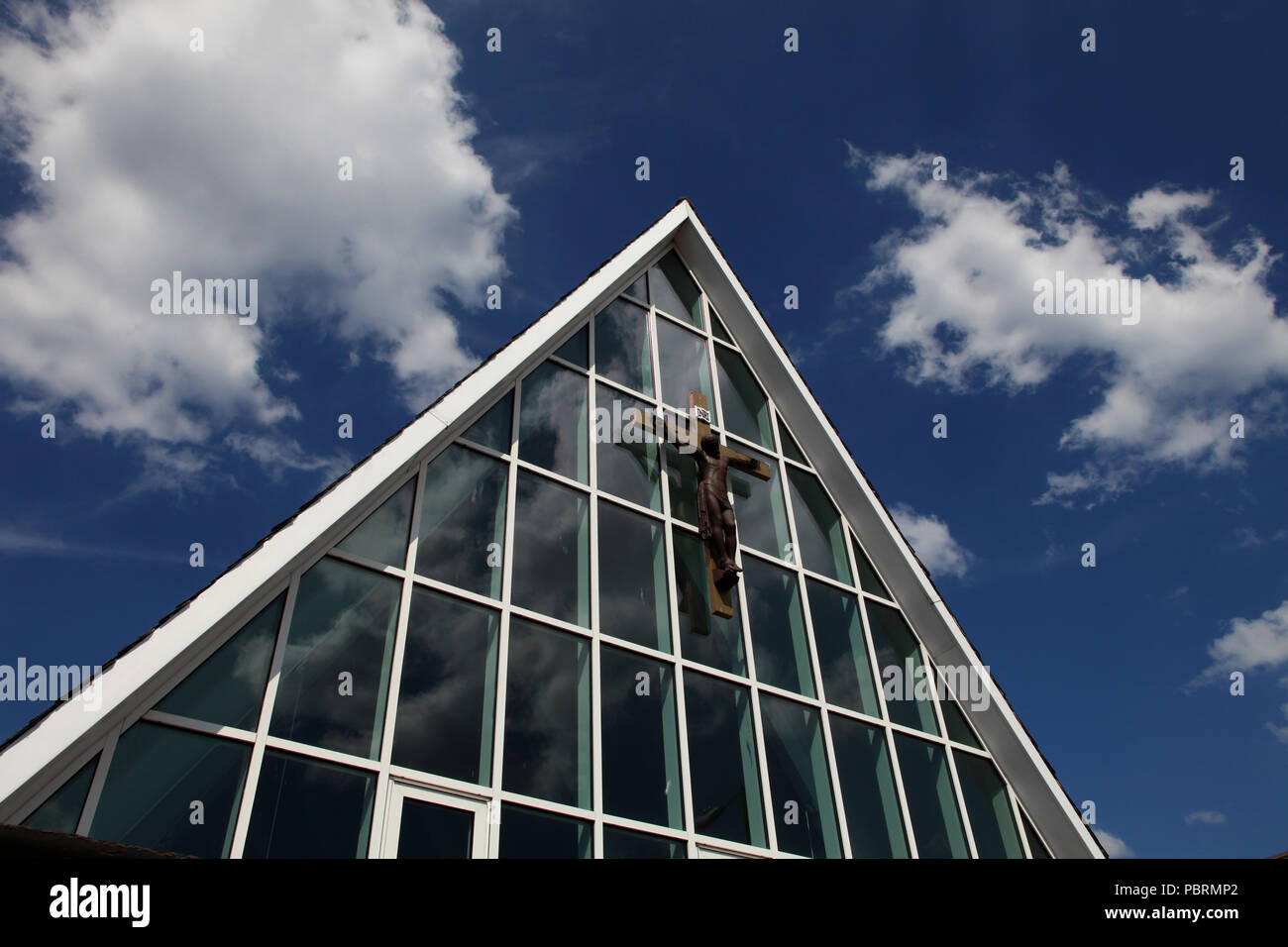 I pannelli in vetro anteriore del St Margaret chiesa RC in Davidson di alimentazione a Edimburgo insieme contro un cielo blu riempita con il bianco delle nuvole Foto Stock