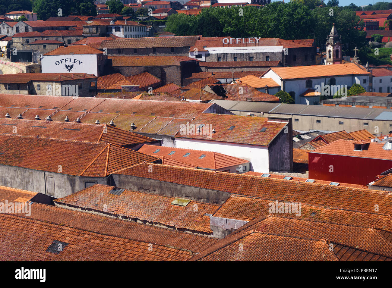 Tetti delle cantine di vino porto in Vila Nova de Gaia che mostra i segni fro il porto Offley produttore Foto Stock