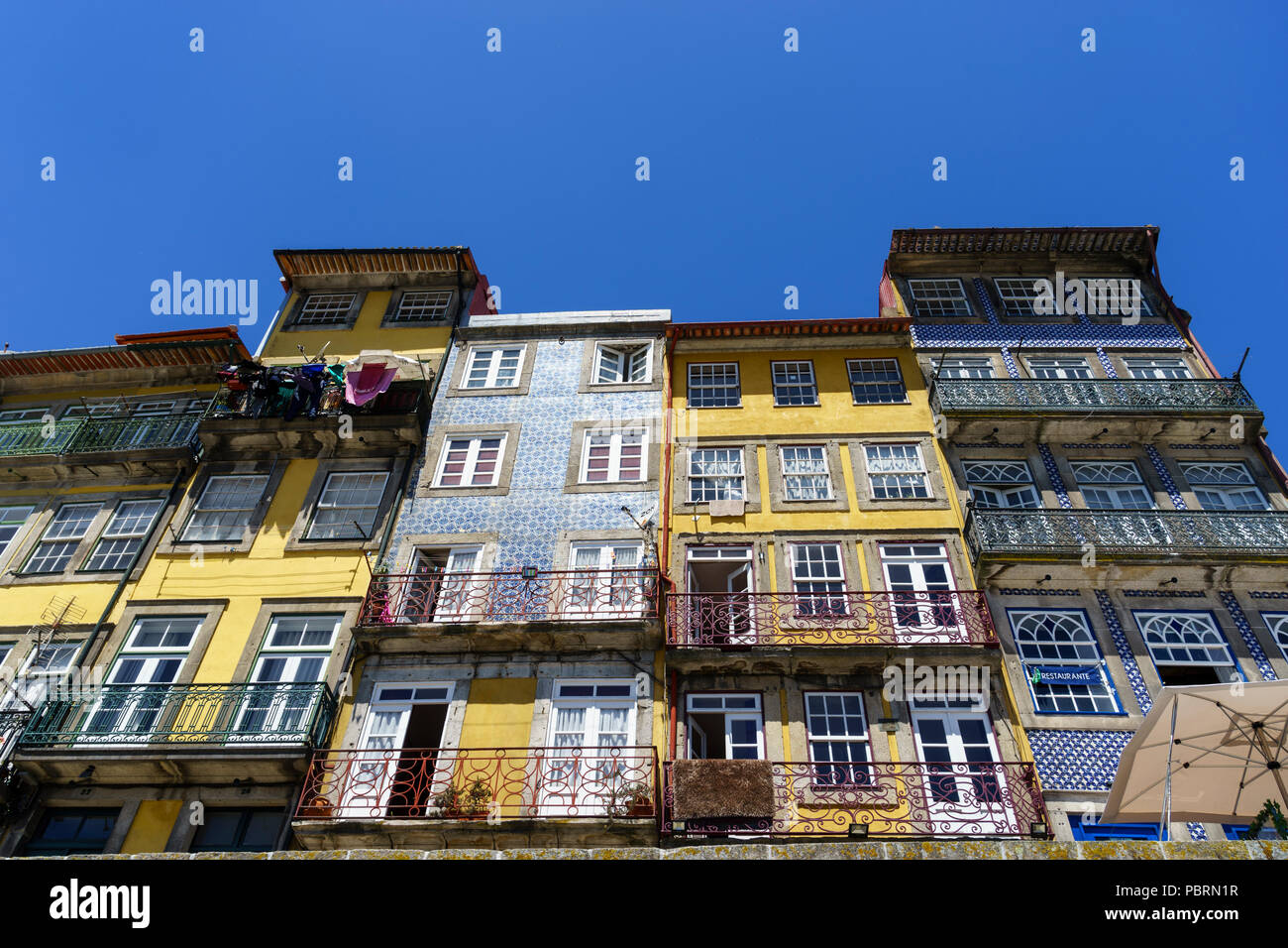 Vista astratta di tipico edificio multi-piano di facciate in Porto Portogallo che mostra esempi di piastrelle azulejos Foto Stock