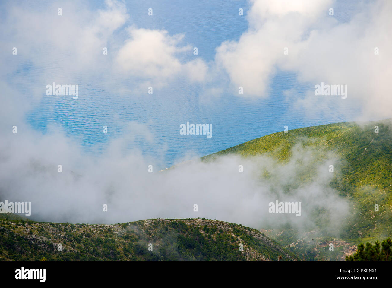 Ionio mediterraneo sulla costa del mare paesaggio di Albania vista dalla cima di Llogora Mountain National Park. Foto Stock