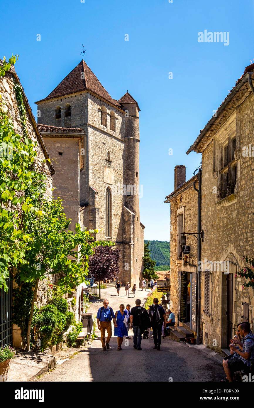 Chiesa di Saint-Cirq-Lapopie su Santiago de Compostela pellegrinaggio road, etichettati come Les Plus Beaux Villages de France Foto Stock