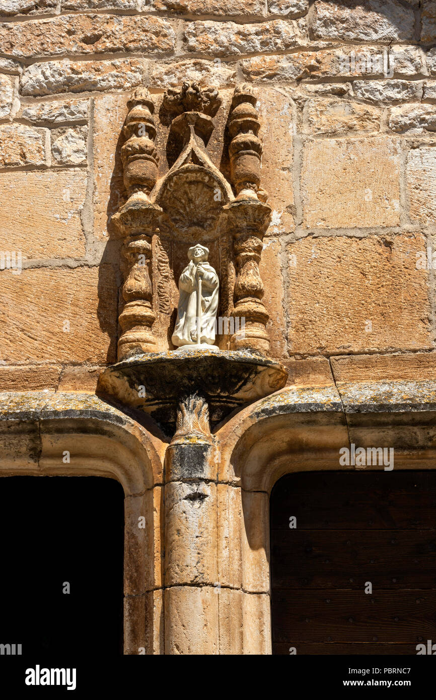 Statua di Santiago de Compostela, sulla facciata della chiesa di Saint-Cirq-Lapopie , etichettato come Les Plus Beaux Villages de France Foto Stock