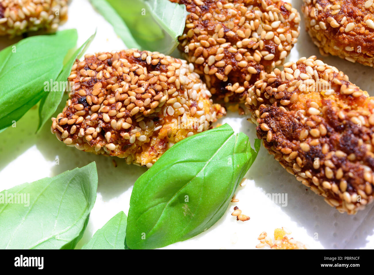 Auto Falafel cotti con appena raccolto il basilico ans Sesam Foto Stock