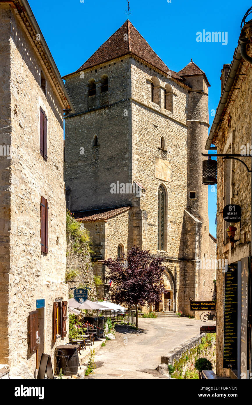 Chiesa di Saint-Cirq-Lapopie su Santiago de Compostela pellegrinaggio road, etichettati come Les Plus Beaux Villages de France o il più bel villaggio Foto Stock