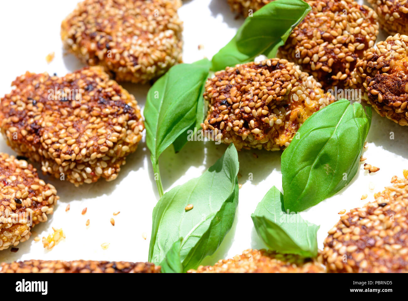 Auto Falafel cotti con appena raccolto il basilico ans Sesam Foto Stock