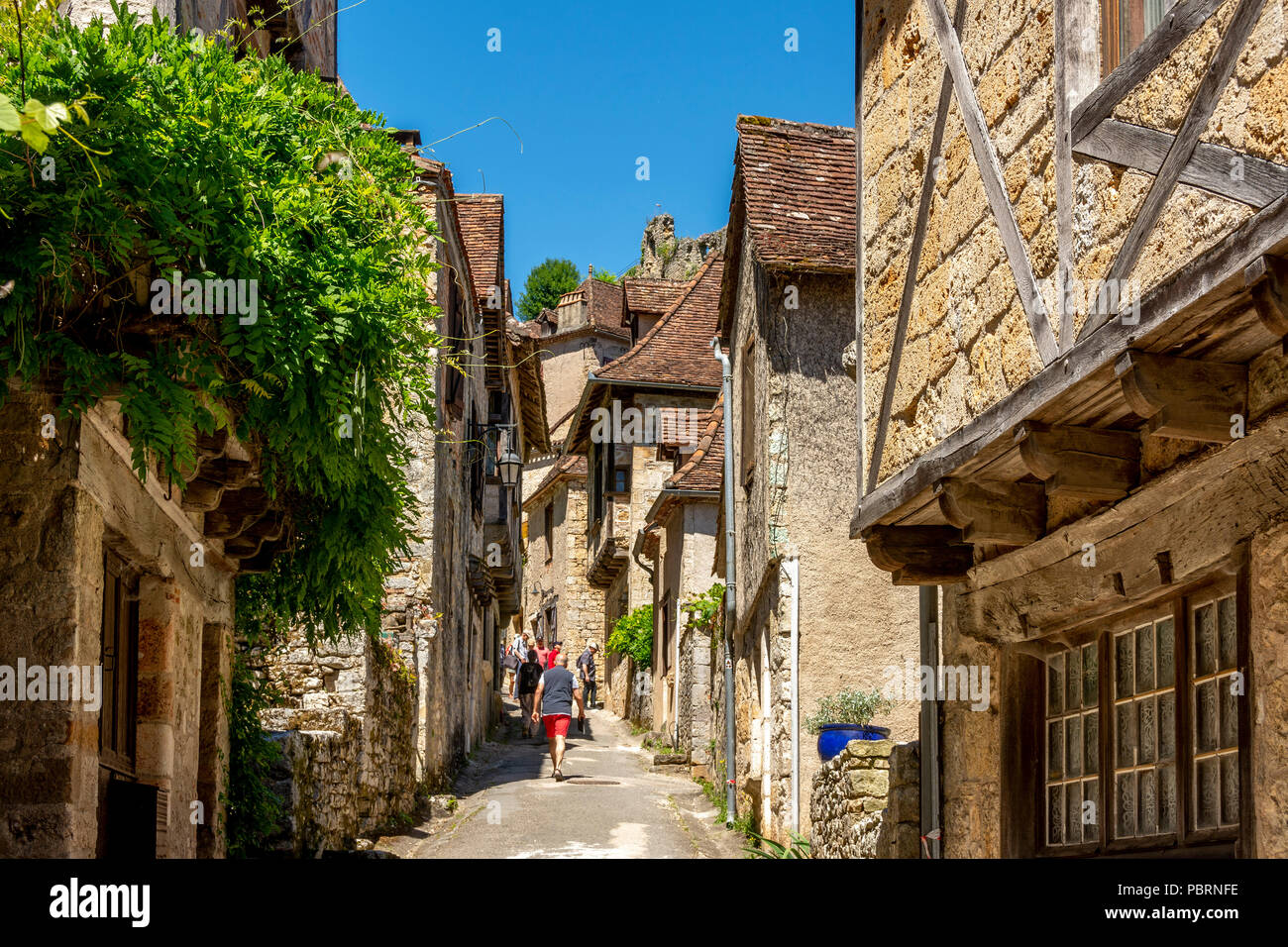 Saint-Cirq-Lapopie su Santiago de Compostela pellegrinaggio road, etichettati come Les Plus Beaux Villages de France o i più bei villaggi di Francia Foto Stock