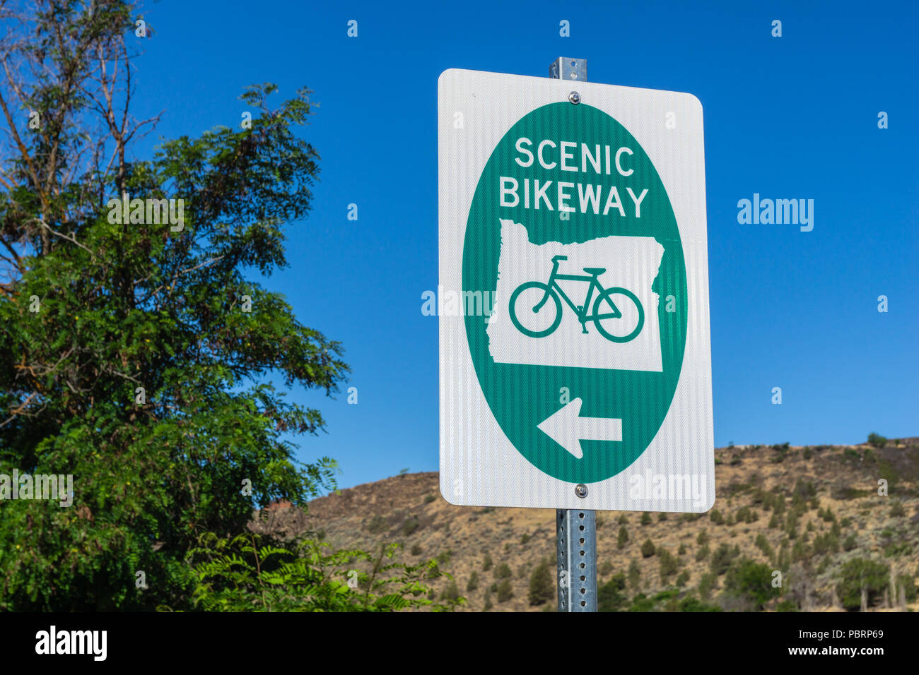 Oregon Scenic Bikeway segno post street sign lungo la statale 197 attraversando Maupin, Central Oregon, Stati Uniti d'America. Foto Stock