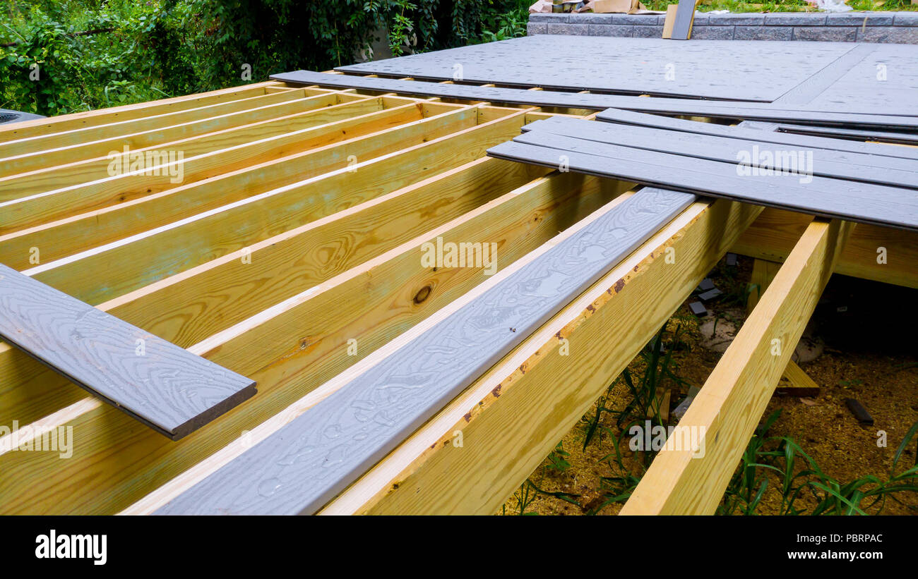 Installazione di ponte di legno patio pavimento in legno per il patio Foto Stock