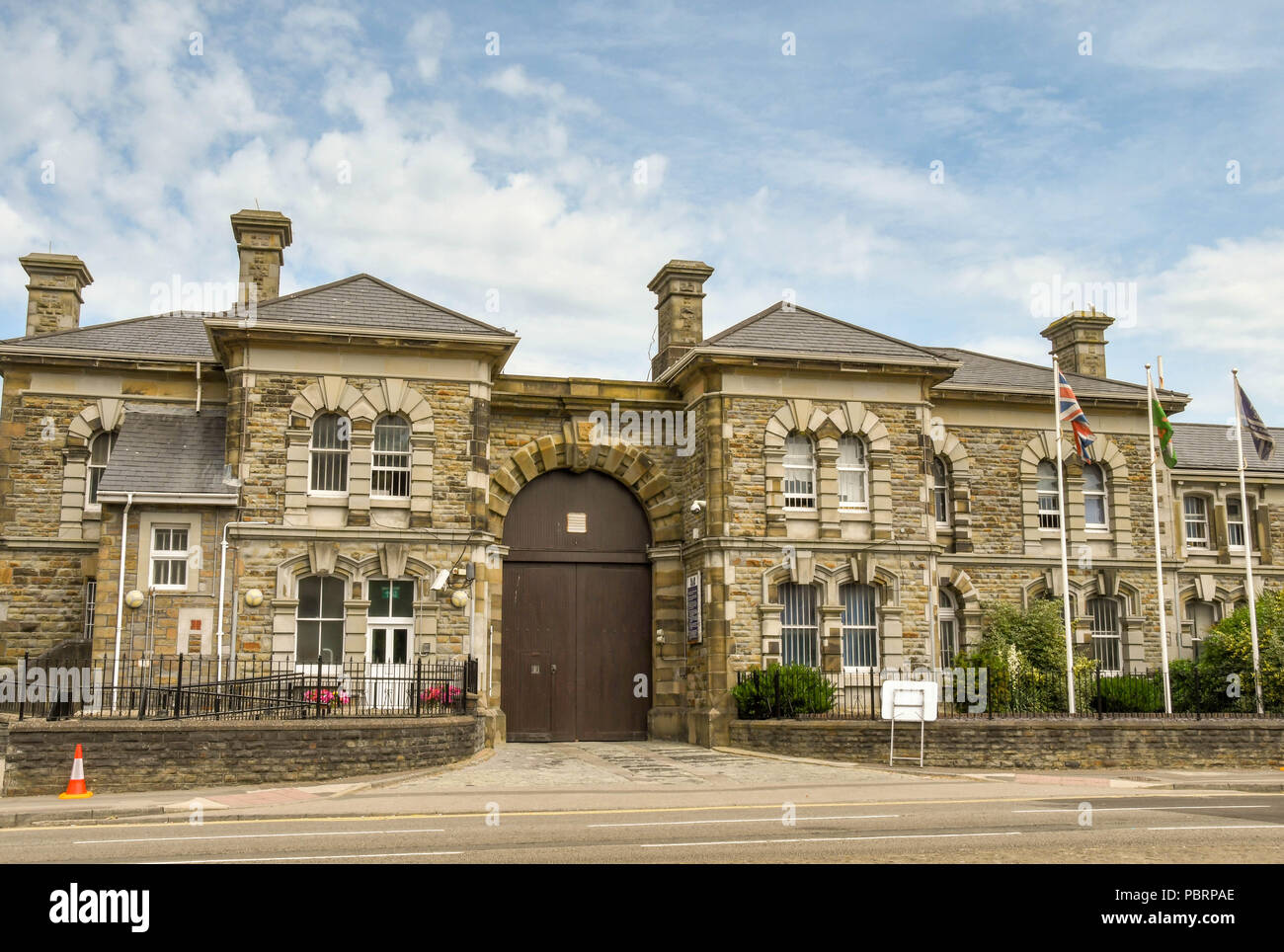 Ampio angolo di visione dell'entrata alla prigione di HM Swansea Foto Stock