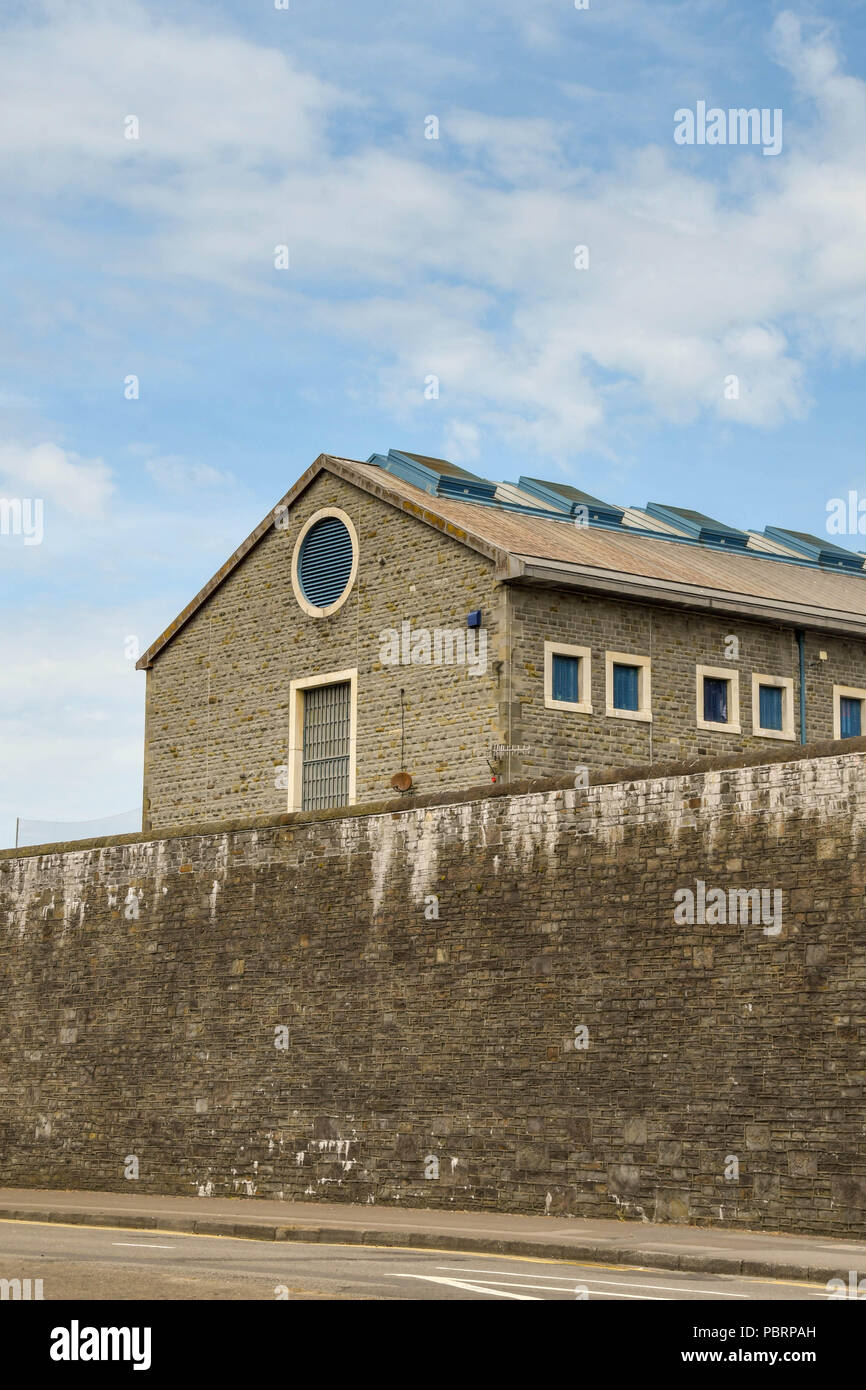 Ampio angolo di visione del muro alto e costruzione di Hm prigione Swansea Foto Stock