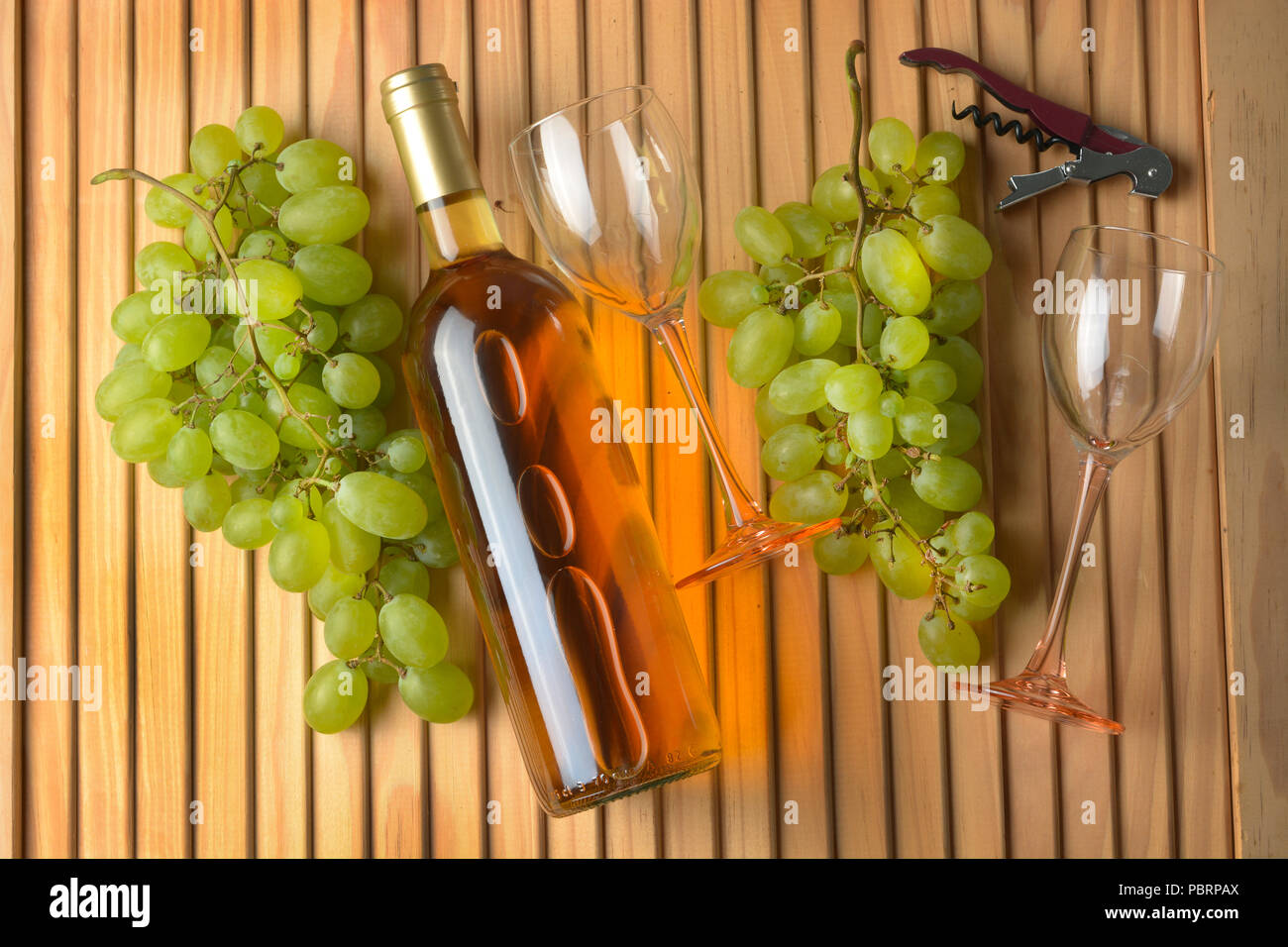 Bottiglia di vino, il grappolo di uva, bicchieri di vetro - primo piano Foto Stock