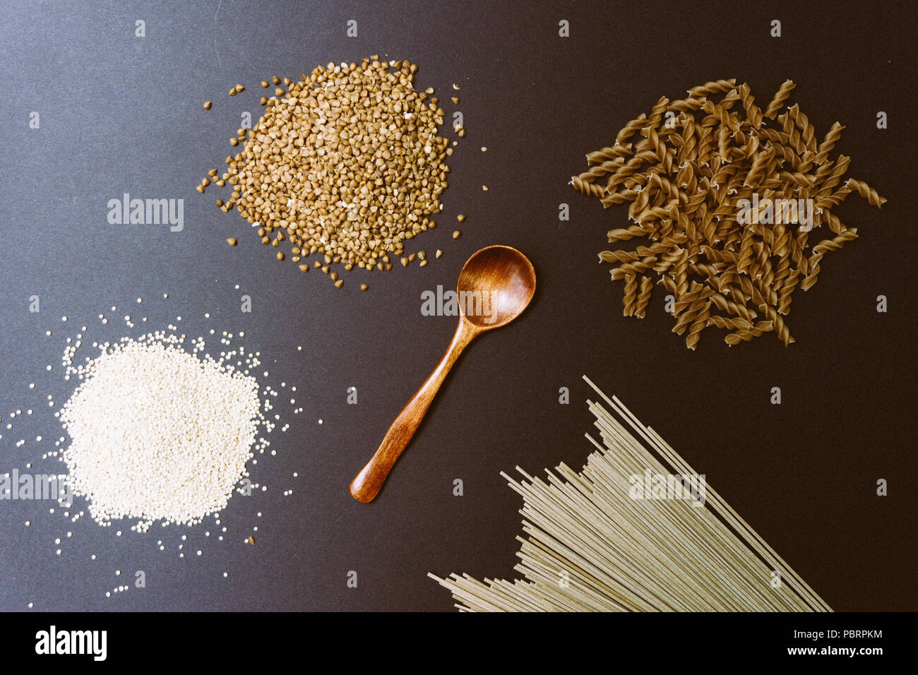 Prodotti senza glutine: Grano saraceno, quinoa, einkorn (polba, spelta, eincorn, farro) pasta e soba (farina di grano saraceno tagliatelle) Foto Stock
