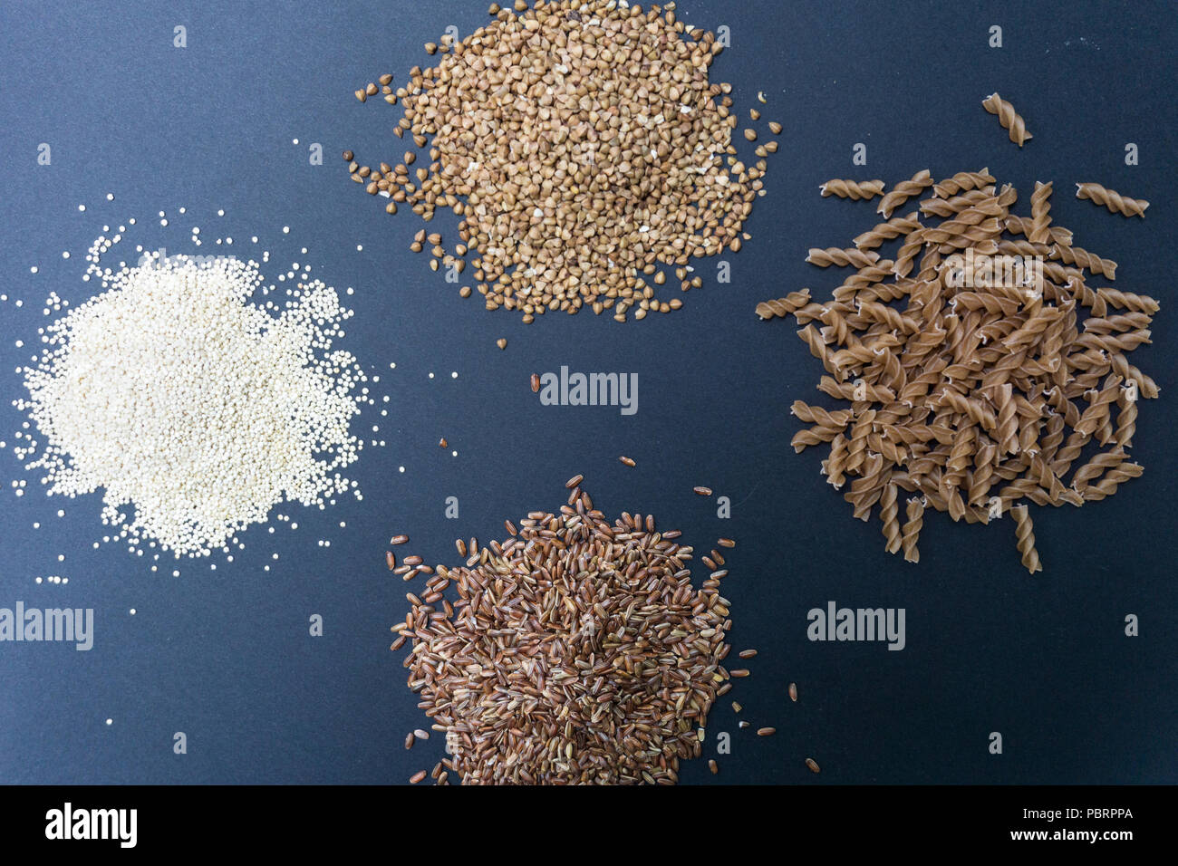 Prodotti senza glutine: Grano saraceno, quinoa, einkorn (polba, spelta, eincorn, farro) pasta e soba (farina di grano saraceno tagliatelle) Foto Stock