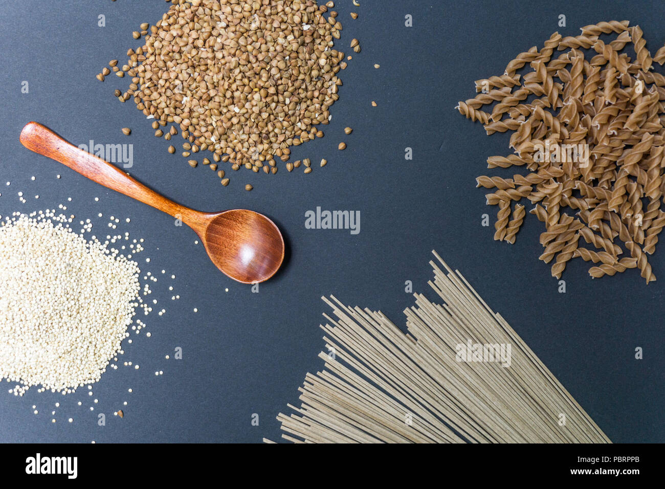 Prodotti senza glutine: Grano saraceno, quinoa, einkorn (polba, spelta, eincorn, farro) pasta e soba (farina di grano saraceno tagliatelle) Foto Stock