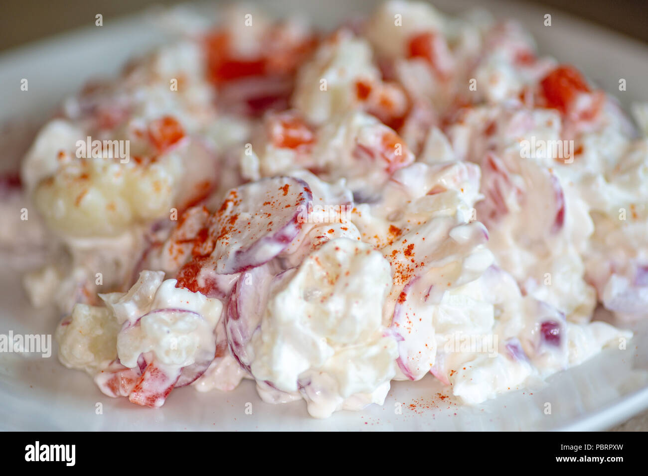 Il cavolfiore Smash un insalata di patate sostituto che è il carburatore basso e buona per quelli sulla dieta cheto. Fatta di cavolfiore, ravanelli, dolce Cipolle e rosso Foto Stock