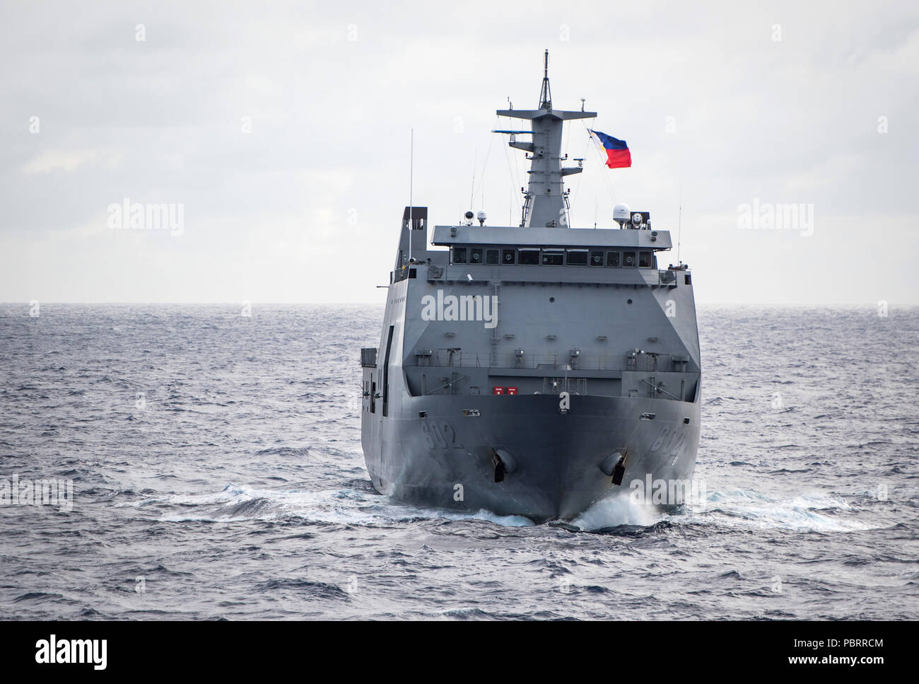 180726-N-LI768-1308 OCEANO PACIFICO (26 luglio 2018) - La marina militare filippino piattaforma di atterraggio dock BRP Davao Del Sur (LD 602) transita l'Oceano Pacifico mentre nel corso dell'Orlo del Pacifico (RIMPAC) Esercizio, luglio 26. Venticinque nazioni, 46 navi, cinque sommergibili e circa 200 aerei e 25.000 personale partecipano RIMPAC dal 27 giugno al 2 agosto in e intorno alle Isole Hawaii e la California del Sud. Il più grande del mondo marittimo internazionale esercitazione RIMPAC offre una singolare opportunità di formazione promuovendo e sostenendo le relazioni cooperative tra i partecipanti c Foto Stock