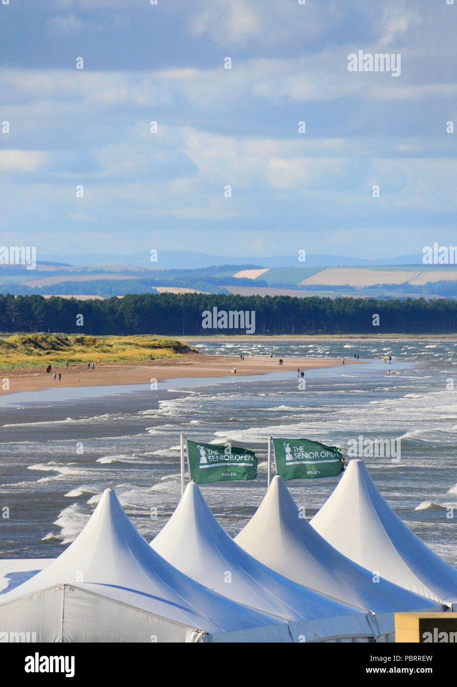 Parte superiore del rettangolo di selezione tende,impostare alti per il campione aperto 2018,con la spiaggia - west sabbie del St Andrews Fife in background. Foto Stock