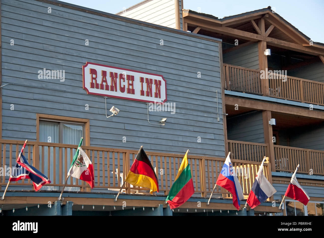 Jackson Hole, Wyoming usa non è solo una città con il sapore del vecchio west', ma una città che si rivolge a suo' turisti. Qui, un verso l'alto colpo angolato Foto Stock