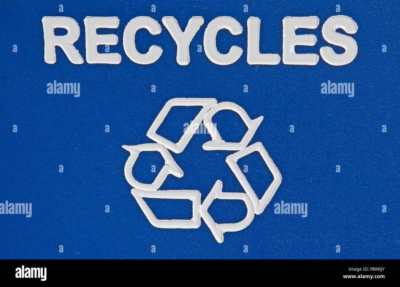 Un grande blu contenitore recylables distribuiti dalla nostra città. Stampigliato sul coperchio è indicato tutte le variey di prodotti che possono essere inseriti e recyled Foto Stock