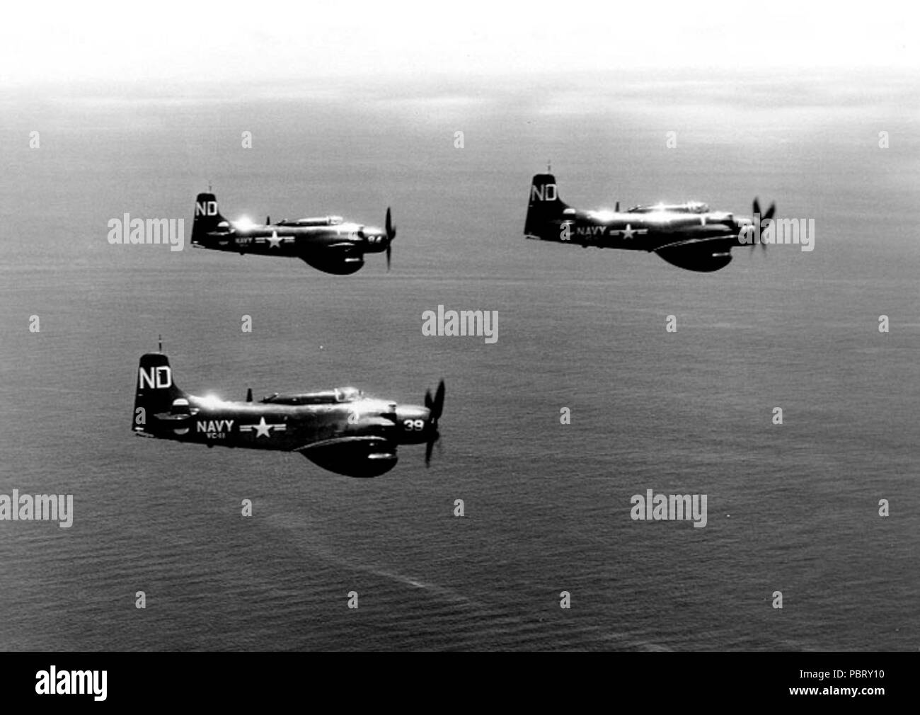 Annuncio-3W Skyraiders di VC-11 in volo off Corea 1951. Foto Stock