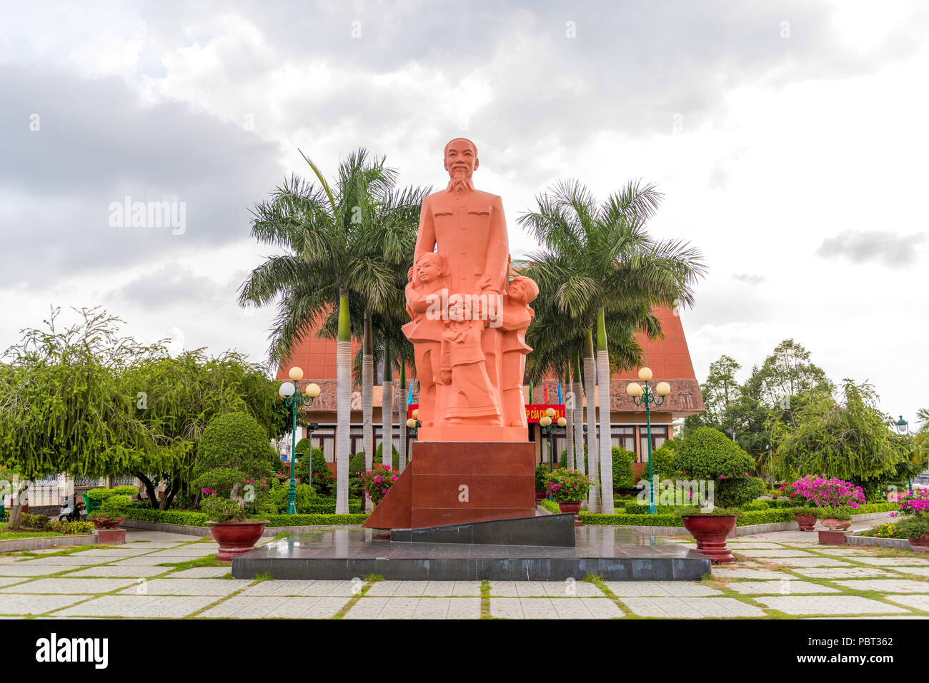 Statua di Ho Chi Minh al museo per la sua vita in Phan Tiet, Vietnam Foto Stock