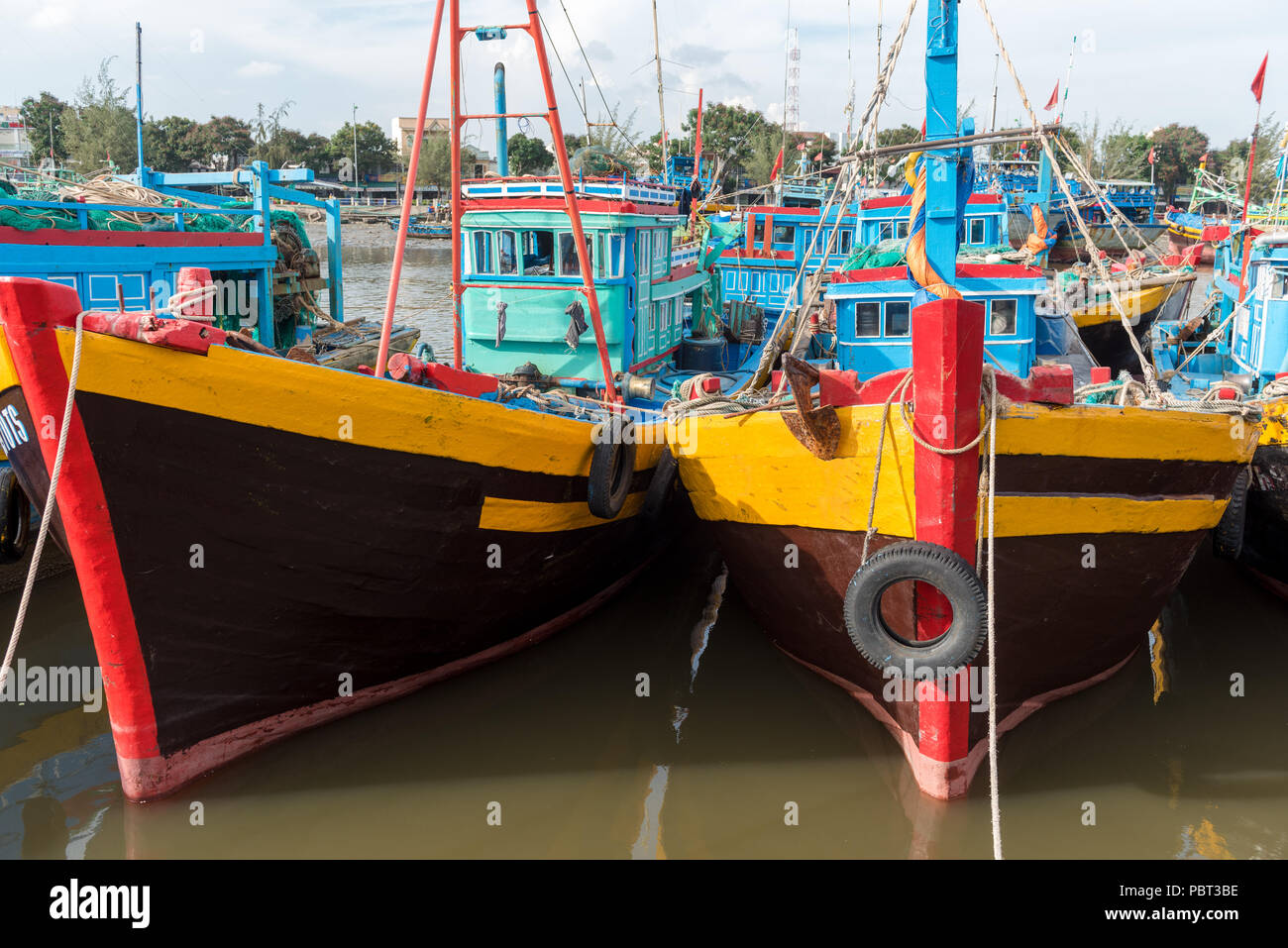 Barche da pesca ormeggiate fino alla Ca Ty fiume in Phan Tiet, Vietnam Foto Stock