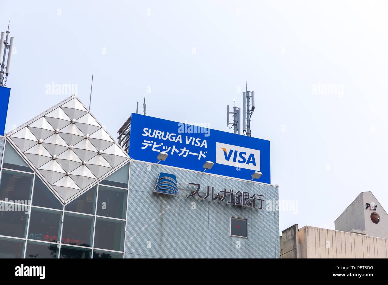 Suruga Visa Debit Card annuncio sulla parte superiore dell edificio; Atami, Prefettura di Shizuoka, Giappone Foto Stock